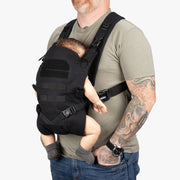 Vater trägt Baby in The Operator von Family Mission Bild 11