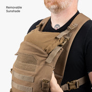 Vater trägt Baby in The Operator von Family Mission Bild 8