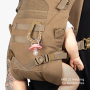 Vater trägt Baby in The Operator von Family Mission Bild 7