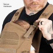 Vater trägt Baby in The Operator von Family Mission Bild 9