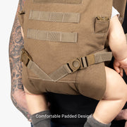 Vater trägt Baby in The Operator von Family Mission Bild 3