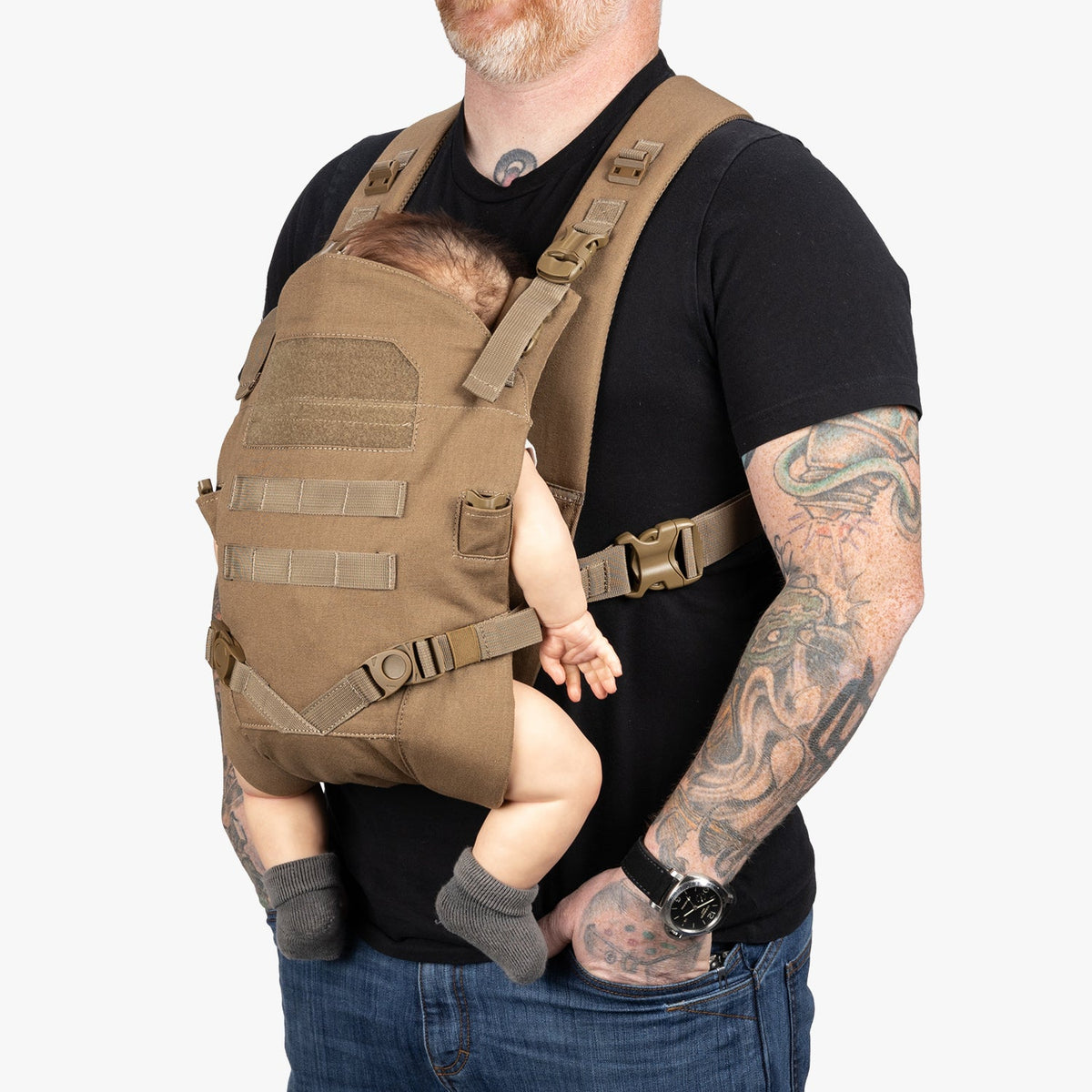 Vater trägt Baby in The Operator von Family Mission
