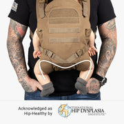 Vater trägt Baby in The Operator von Family Mission Bild 5