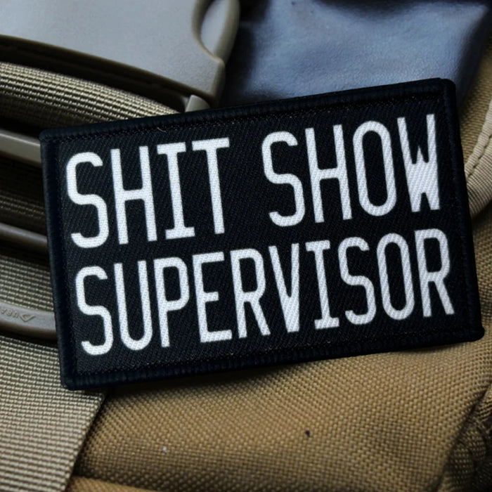 Family Mission Look bei Patch "Shit Show Supervisor" von Family Mission