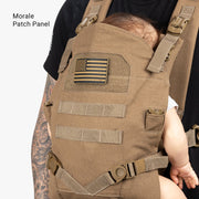 Vater trägt Baby in The Operator von Family Mission Bild 4